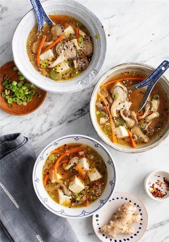 Idee per una cena veloce e leggera, zuppa di funghi ostrica, minestra con semi di sesamo