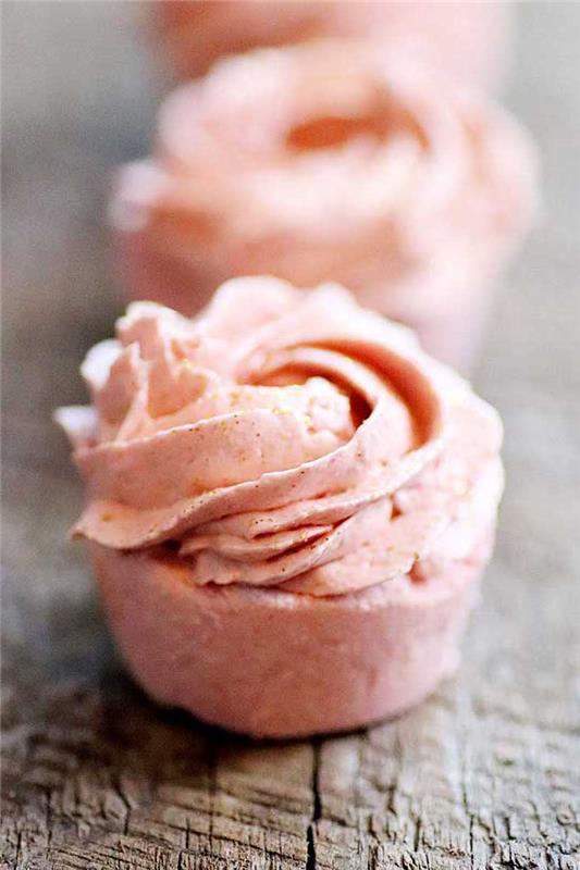 naravna kozmetika izdelek za kopel v obliki majhne torte z rožnato glazuro