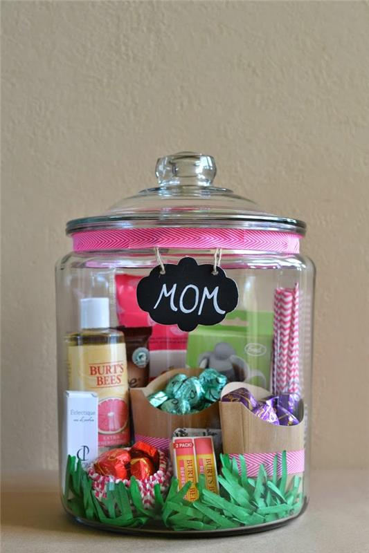 kozmetika, sladkarije, shranjene v steklenem kozarcu, darilna oznaka za mamo, okras roza traku, ideja za materinski dan