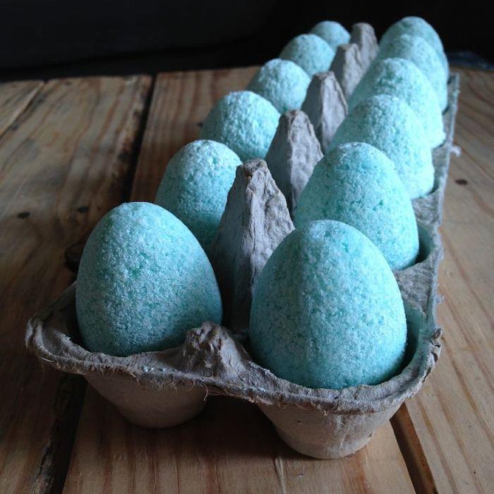 modre kopalne bombe iz naravne kozmetike v obliki jajc, shranjene v kartonski škatli