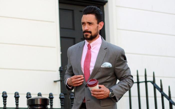 siva moška angleška obleka v vintage londonskem slogu z rožnato belo črtasto srajco
