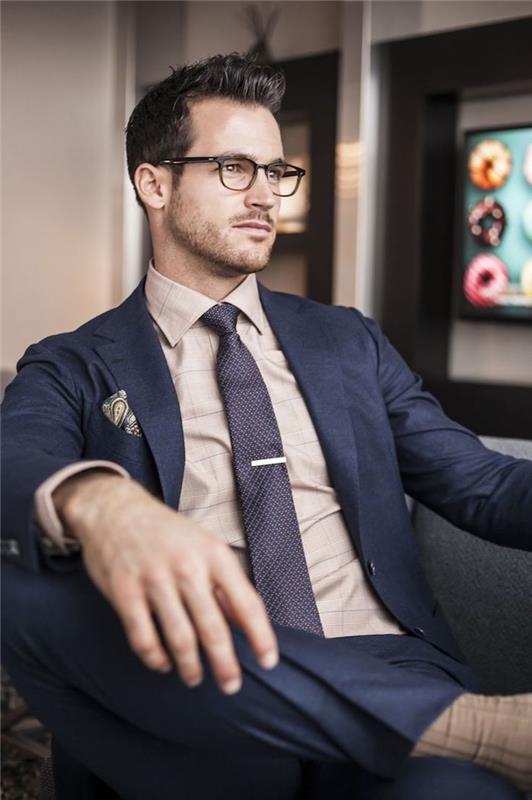 profesyonel erkek giyim, erkek ofis kıyafetleri, mor kravatlı bej gömlek
