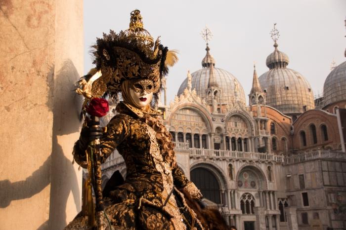 venedik karnaval maskesi, 2019'da karnaval için nasıl giyinilir, Venedik'te San Marco meydanında maskeli balo