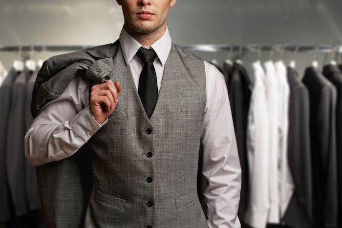 erkek gardırobunu bir işadamı görünümüne, gri, siyah ve beyaz gömlek ve blazerlere sahip olmak için yenilemek