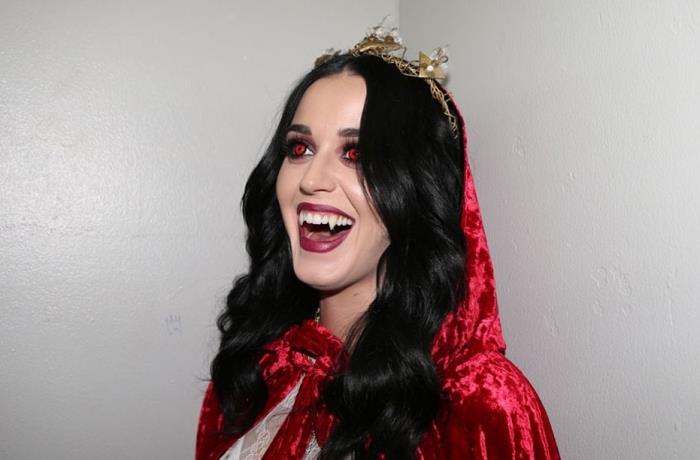 lengva vampyrų Helovino makiažo idėja, moters kostiumas Helovinui su raudonu apsiaustu ir balta suknele