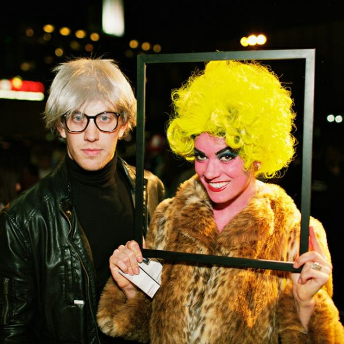 dueto kostiumo idėja, Andy Warholas, kino poros kostiumas, kailis, odinė striukė, geltonas perukas