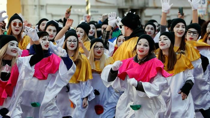 Renkli yakalı beyaz ve siyah kostümlü karnaval, yetişkin kadın kostümü, ortak karnaval kostümü