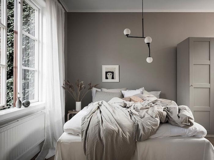 Okno s pogledom na vrt, sivo -bela spalnica, ideja, kako okrasiti svojo spalnico
