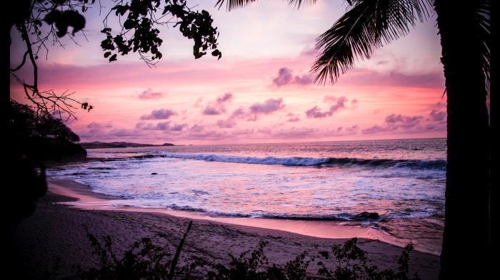 paplūdimio nuotrauka su bangomis ir rožiniu dangumi, darbalaukio tapetai su jūra ir saulėlydžiu