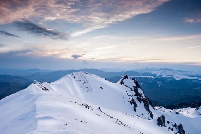 bilgisayar duvar kağıdı için inanılmaz ücretsiz fotoğraf, dağların üzerinden gün batımı ile kış fotoğrafı