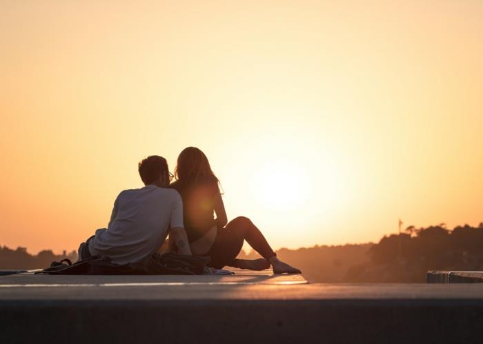 Gün batımı romantik fotoğrafı, romantik çift, gün ışığı turuncu renkleri uzaklaşıyor, gün batımını birlikte romantik gelenek duvar kağıdı ve arka plan izle