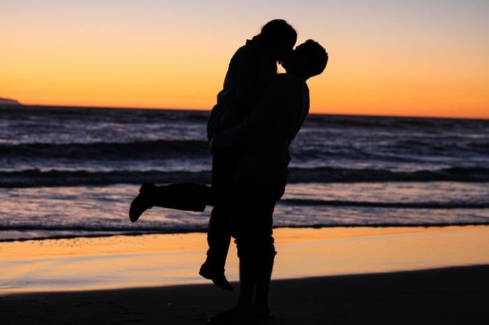 Deniz kenarında romantik bir çift, aşk siluetlerinde görüntü çifti, romantik duvar kağıtları için güzel fotoğraflar