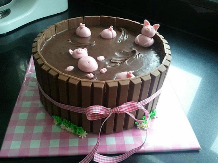 Özel gün için kız çocuğunun şeker hamurlu pastası veya erkek çocuğunun doğum günü pastası seçimi