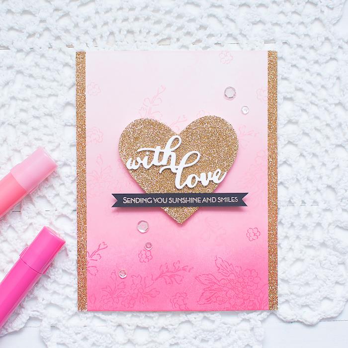 sveikinimo atvirukas iš rožinio popieriaus su auksine širdimi blizgučiais ir mažomis raidėmis, „Scrapbooking“ idėja Valentino dienai