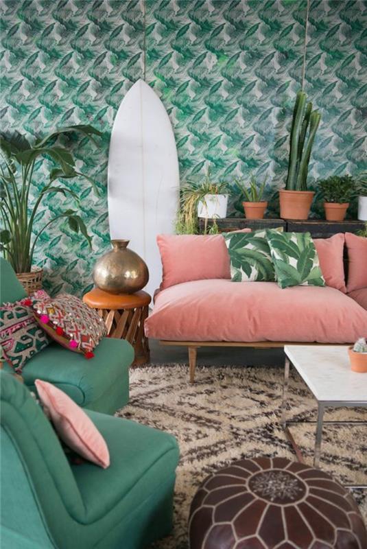 kavč v barvi marelic, tropske blazine, rastlinske tapete, okrasna deska za deskanje