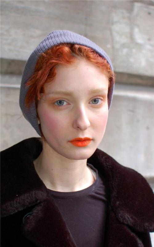bakrena barva las, kakšno barvo las izbrati, oranžni odtenki, pod klobukom v sivkini barvi in ​​oranžne ustnice