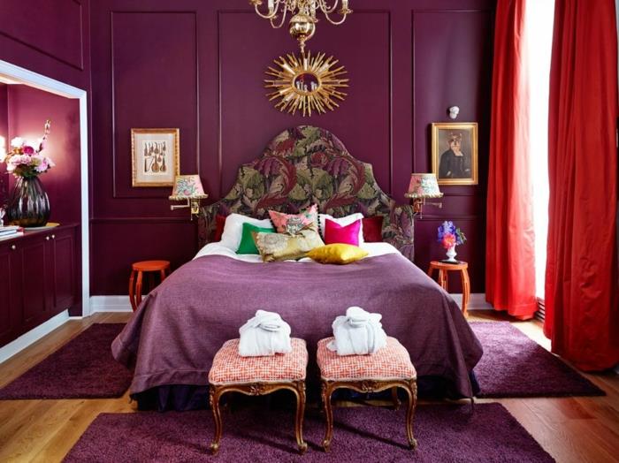 patlıcan rengi yatak odası, Viktorya dönemi tavan lambası, dekoratif ayna, antika tabureler, çiçekli başlık
