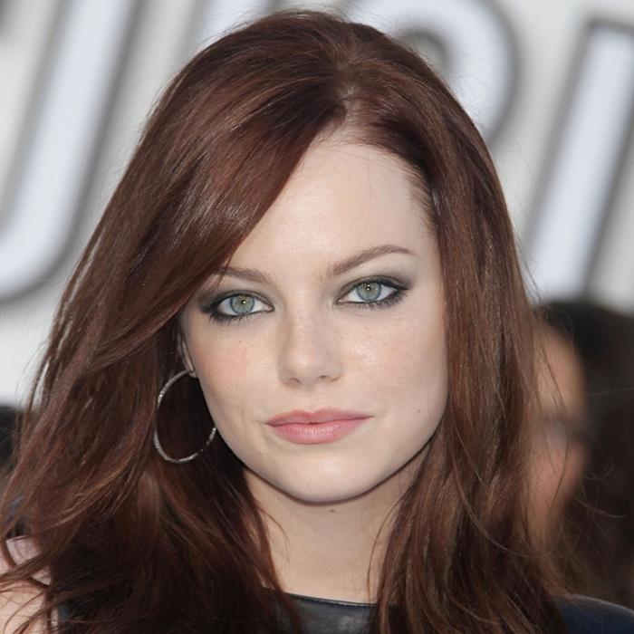 kumral boyası, yan uzun patlamalara sahip kırmızı vurgulu kahverengi saçlar için saç modeli, yeşil gözler için makyaj
