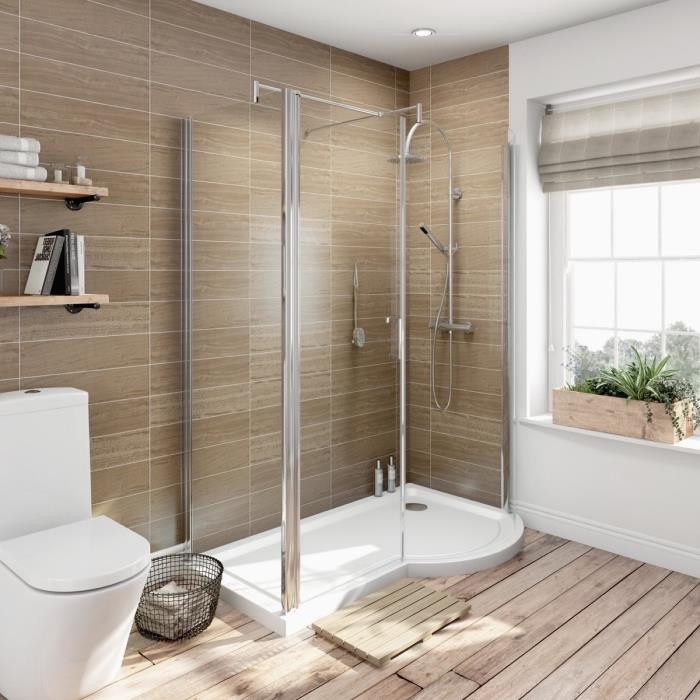 trendovska kopalnica z nevtralno popločanimi stenami z lahkim lesenim podom in belo opremo