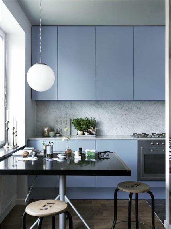 odtenek modro sivo modra barva s sivo modrim kuhinjskim pohištvom bela kroglasta svetilka velika kvadratna miza v črno sijajni izvedbi