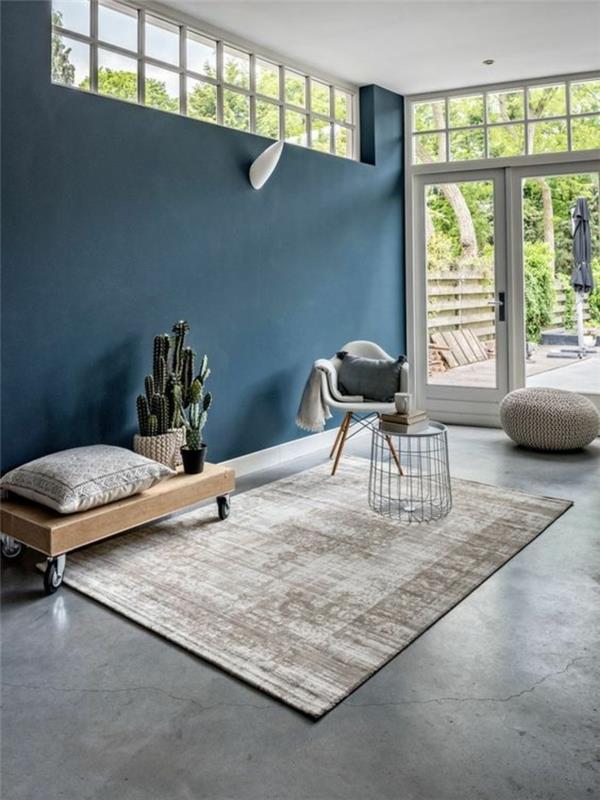 safirno modra barva pomirjujoč odtenek modre v sobi z minimalističnim pohištvom in preprogo v bež odtenkih in kremno belo barvo