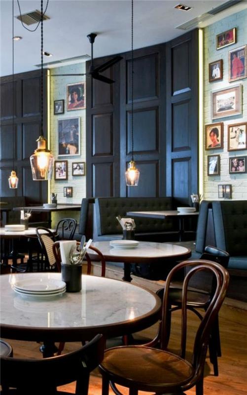 modro siva barva v bistro restavraciji s prozornimi steklenimi visečimi lučmi z velikimi žarnicami in lesenimi bistro stoli v tradicionalnem slogu