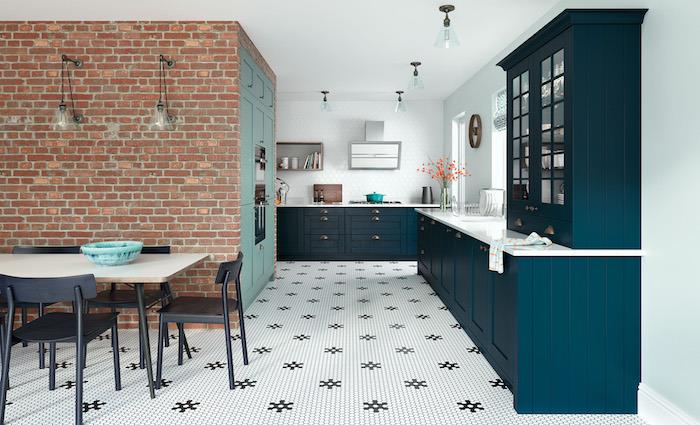 tuğla duvarlı endüstriyel mutfak modeli, petrol mavisi mutfak dolabı, çiçek desenli beyaz ve siyah karo zemin, ahşap yemek masası ve endüstriyel siyah sandalyeler