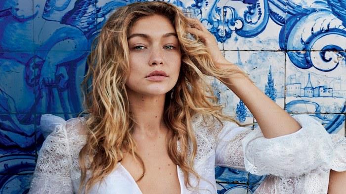 koyu altın sarısı, Gigi Hadid, tuzlu deniz suyu saçları, yeşil gözleri ve pembe dudakları, beyaz dantel elbisesi