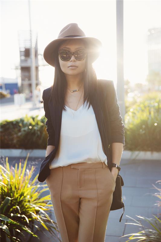 chinos, suknelės stilius baltais marškiniais ir juodu švarku, moteriška skrybėlė ir akiniai nuo saulės