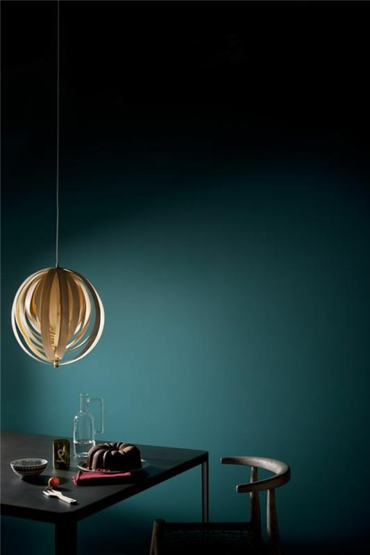 anties spalva, šiuolaikiška pakabinama lempa ir stačiakampis stalas