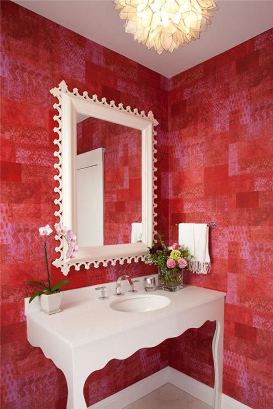 karmino spalva-modernus-interjeras-jūsų vonios kambariui-raudonos-gėlės-vonioje