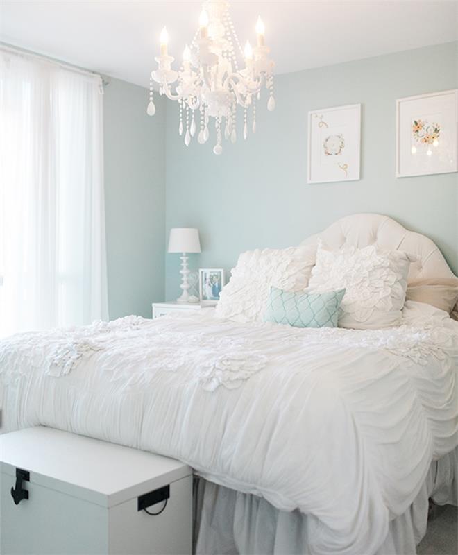 dekor spalnice za odrasle, svetlo modre stene, belo posteljnino, konec postelje v škatli za shranjevanje, baročna viseča svetilka