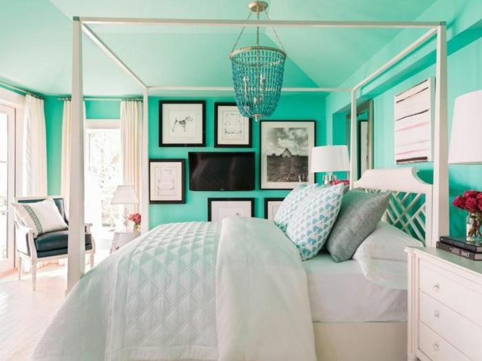 barvna starševska spalnica, usnjeni naslanjač, ​​velika okna, bela posteljna prevleka