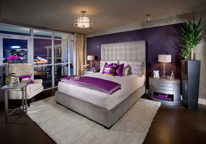 odrasla-spalnica-barva-v-sivi-design-vijolično-moderna