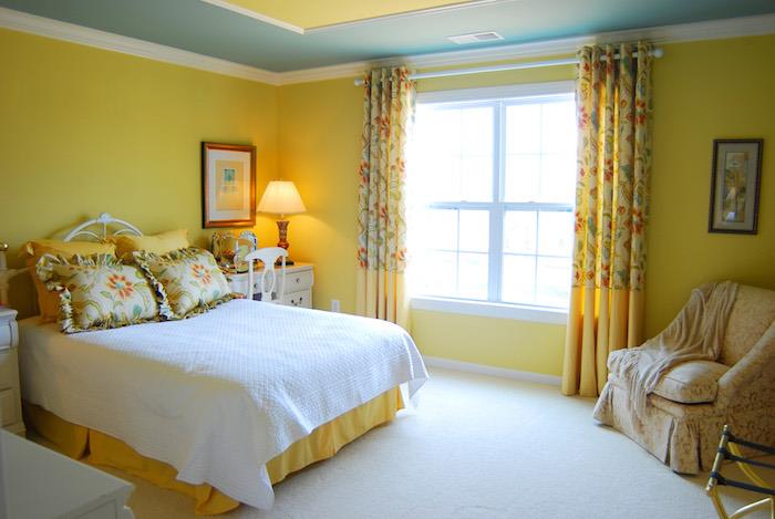 zamislite, kako okrasite svojo spalnico v rumenih, cvetličnih vzorcih na zavesah in posteljnih blazinah, beli preprogi, beli komodi