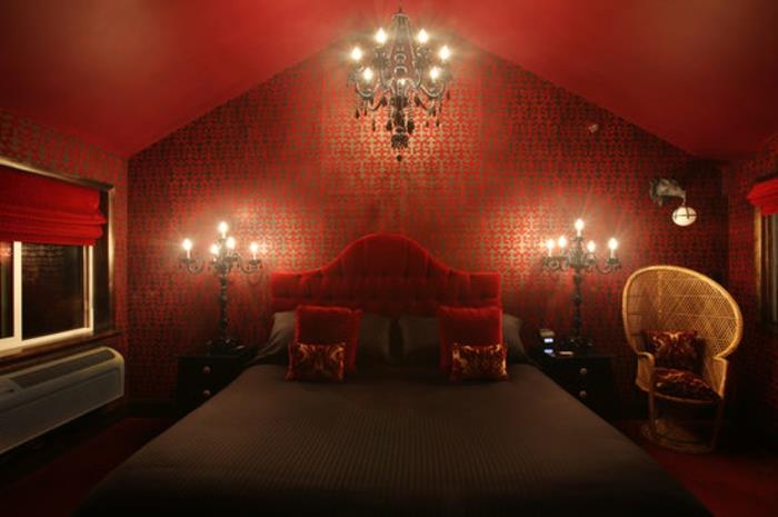 ideja za okrasitev spalnice, oblazinjeno vzglavje, mansardni strop, velika okna, rdeče žaluzije
