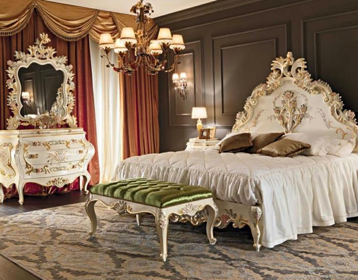 dekor za spalnico, preproga iz damastnega vzorca, kotiček za ličenje v beli in zlati barvi, stene iz taupe, dolge zavese, zelena klop