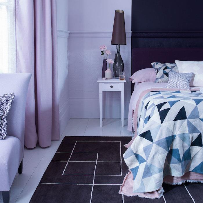 dekor v spalnici, vijoličen, bela, modra in roza posteljnina, siva preproga, ki meji na bordo, vaze z vrtnicami