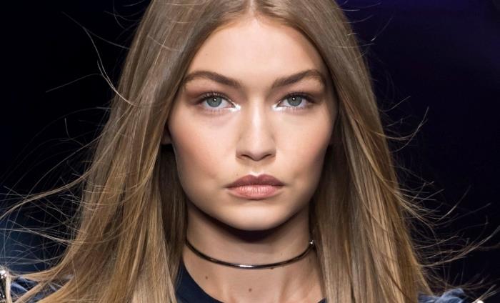 Bal sarısı vurguları ile kestane renginde uzun ve düz saçlı Gigi Hadid saç modeli