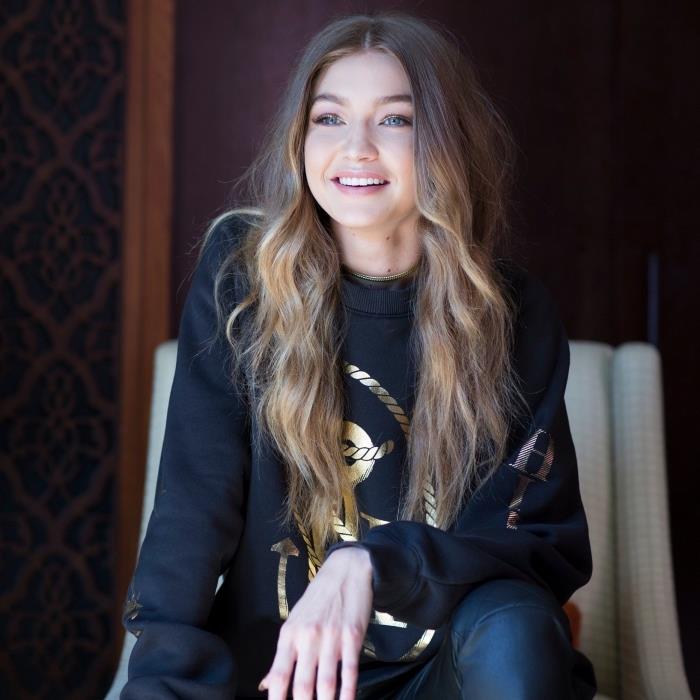 kestane rengi saç, açık uçlu kestane rengi tonlarında uzun ve kıvırcık saçlı Gigi Hadid saç modeli