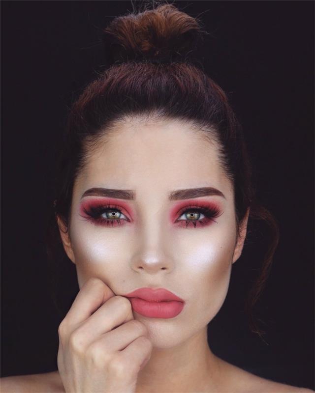 brunetė su žaliomis akimis, makiažas su raudonais akių šešėliais ir veido kontūravimas tamsiu pagrindu ir balta pudra
