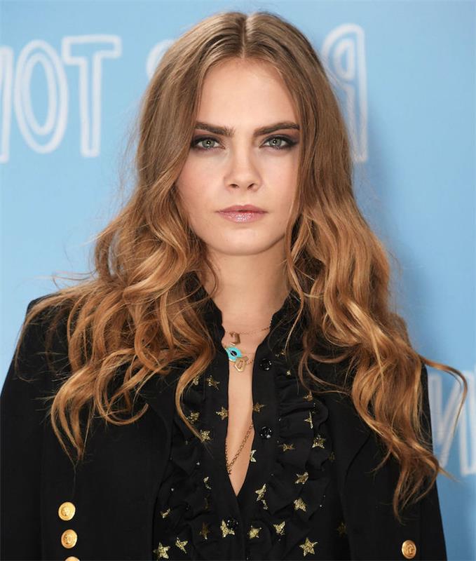 saç boyama, Cara Delevingne, açık kahverengi ve altın sarısı kıvırcık saçlar için saç modeli, yeşil gözlü kadın