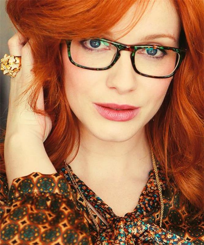 raudonmedžio spalvos plaukai žalioms akims, oranžiniai atspalviai, puikus odos atspalvis su šveitikliu, moteris su žaliais ir raudonais akiniais