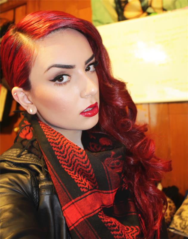 siyah ve ruj pin up eyeliner makyaj ve kırmızı ve siyah keffiyeh eşarp ile retro tarz kıvırcık kızıl saç boyama