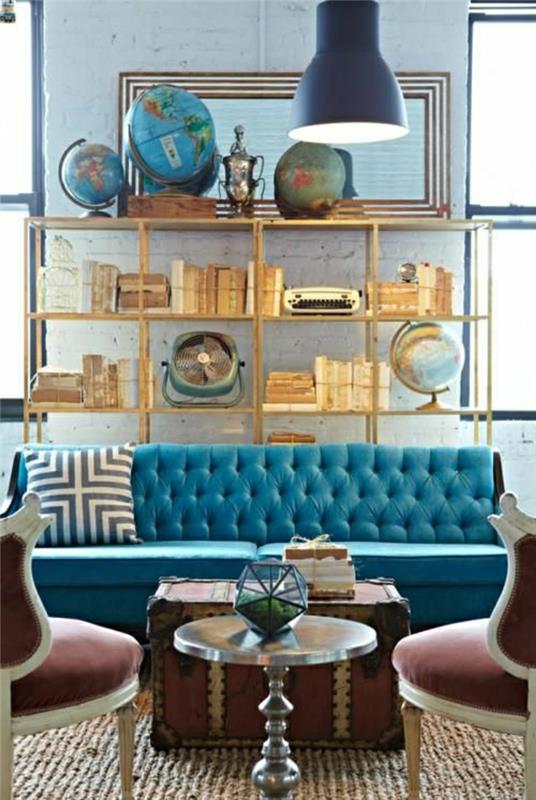 kobalt-barva-modra-kavč-modra-blazine-moderna-dnevna soba-baročni stoli