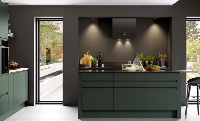 ideje temne kuhinjske barve na stenah v ogljeno sivi barvi z belim stropom, model kuhinjskega otoka v črni in temno zeleni barvi