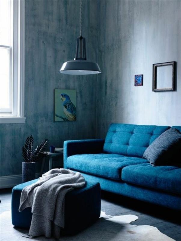 barvno-komplementarna-modri-kavč-modra-stenska-barva-modra-dnevna soba-pohištvo