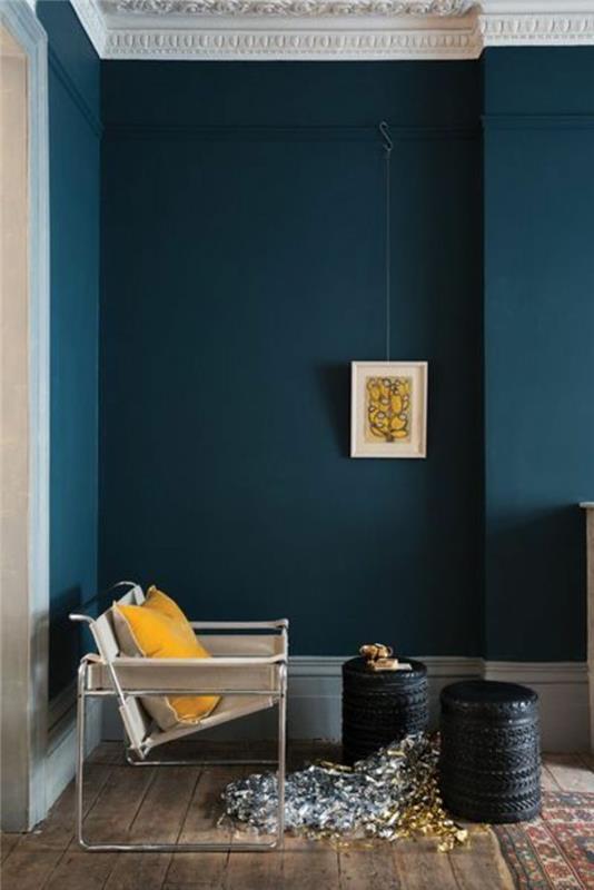 spalva, papildanti mėlyną sofą-interjero grindis šviesiai rudomis grindimis