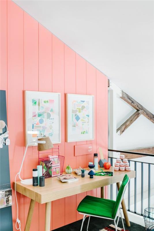 majhna lesena miza, stena v barvi korale, domača pisarna, zeleni stol