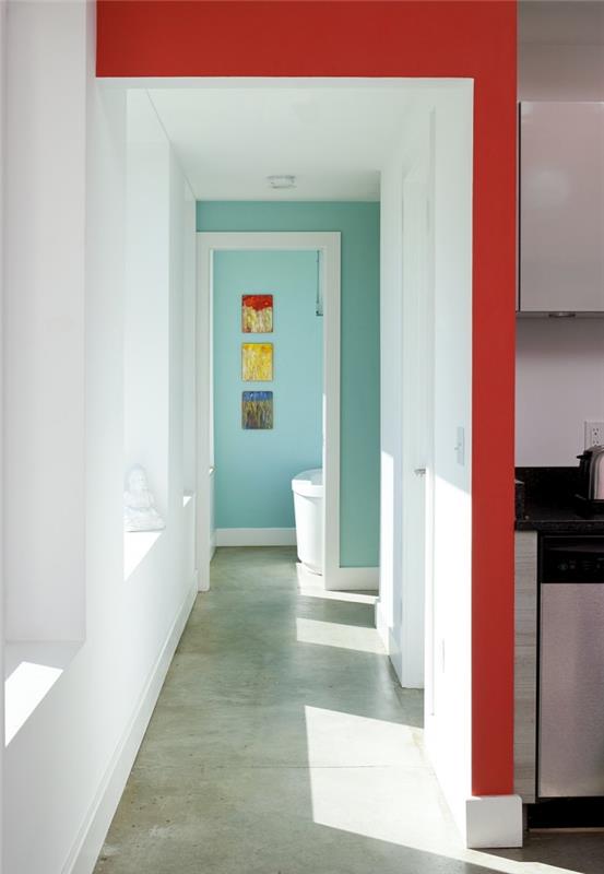 bel hodnik z barvnimi madeži na obeh koncih, izbira barve hodnika za poživitev belega prostora